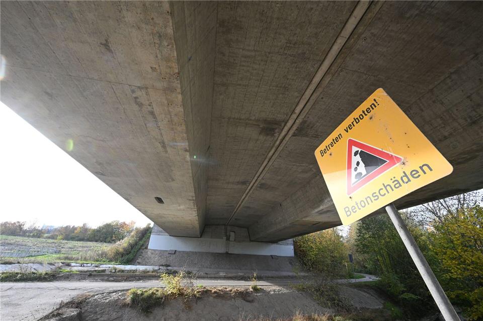 Täglich wird die Brücke von rund 75.000 Fahrzeuge genutzt. (Archivbild)Bernd Weißbrod/dpa