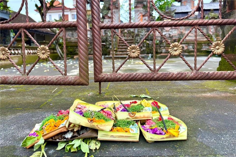 Tägliche Opfergaben gehören zum Alltagsleben in Bali dazu.Carola Frentzen/dpa