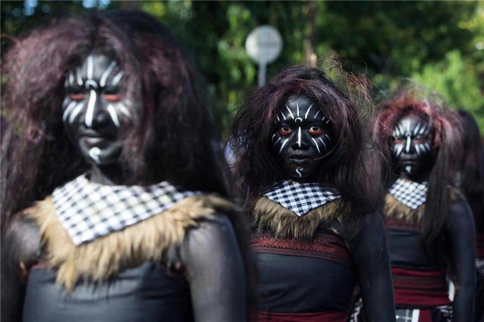 Tänzer bereiten sich auf ihren Auftritt während einer Parade zur Eröffnung des jährlichen Bali-Kunstfestivals vor.Firdia Lisnawati/AP/dpa