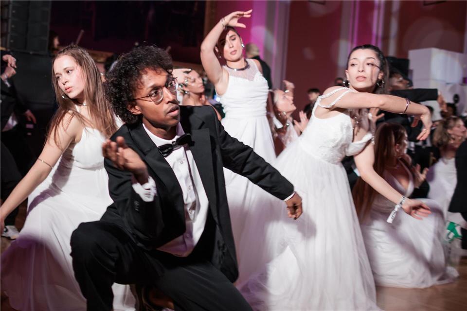 Tänzer eröffnen mit einer Tanzperformance den Hip-Hop Ball im Roten Rathaus.Carsten Koall/dpa