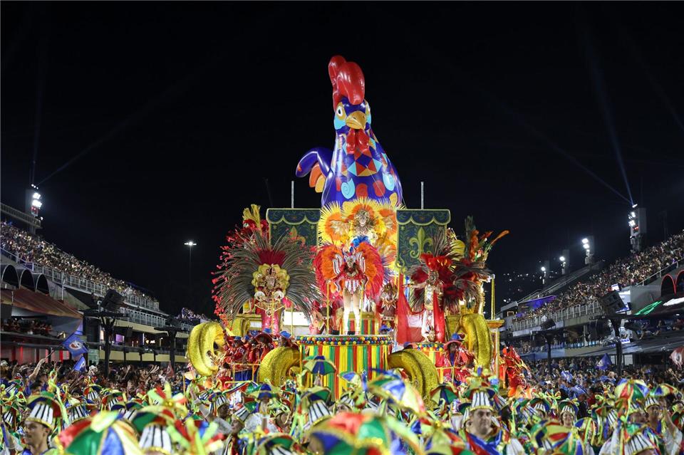 Tänzerinnen und Tänzer der Sambaschule „Inocentes de Belford Roxo“ treten im Sambodrom auf.Fernando Souza/dpa