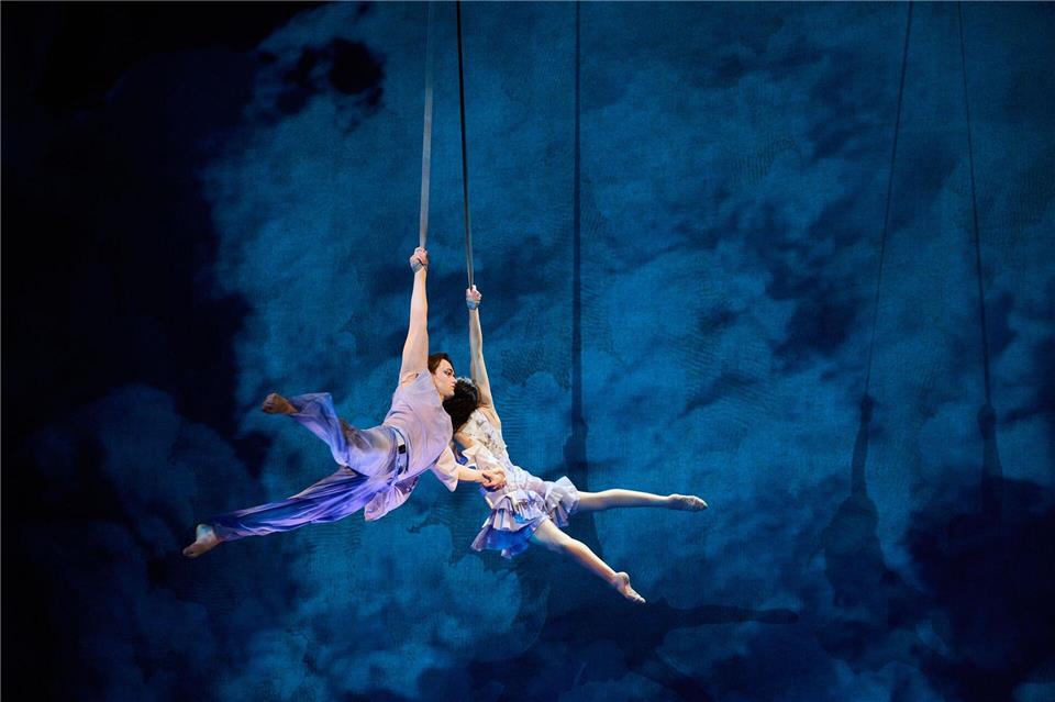 Tänzerinnen und Tänzer spielen in den ersten Showacts der Premiere der Cirque du Soleil in „Alize“ im Theater am Potsdamer Platz in Berlin.Annette Riedl/dpa