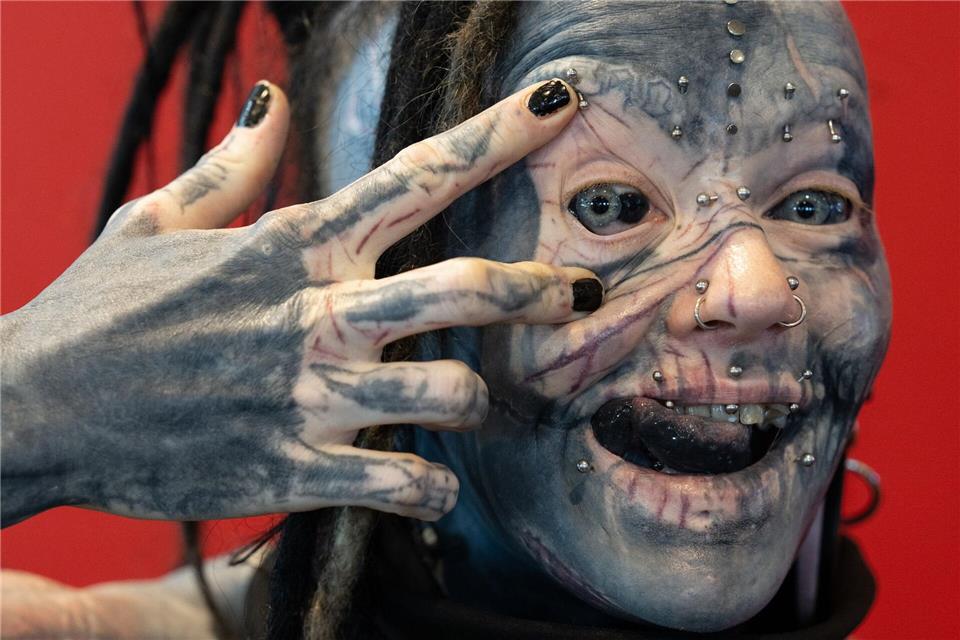 Tätowierungen am Auge empfindet Tätowiererin Victoria nicht direkt als schmerzhaft, man brauche aber mentale Stärke.Boris Roessler/dpa