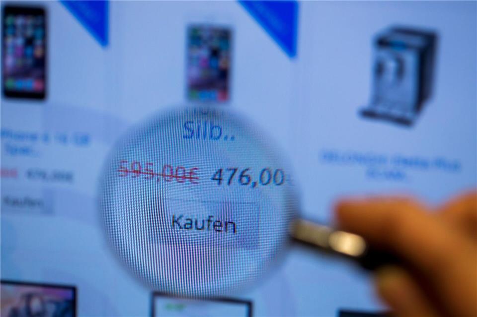 Täuschend echt, oft kaum zu erkennen: Fake-Shops locken mit Schnäppchen und kassieren Geld für Waren, die nie ankommen. (Symbolbild)Jens Büttner/dpa-Zentralbild/dpa