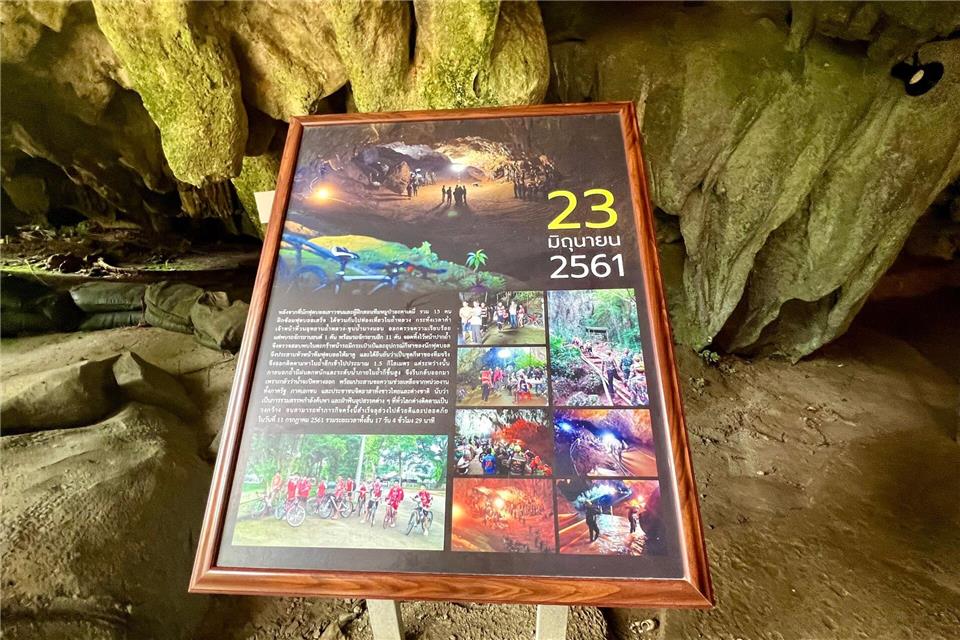 Tafeln erinnern an der Tham-Luang-Höhle in Thailand bis heute an die aufwendige Rettungsaktion von 2018. (Archivbild)Carola Frentzen/dpa