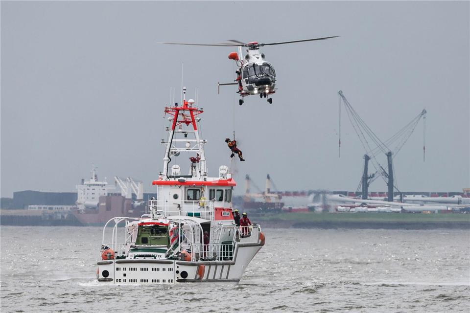 Tag der Seenotretter: Hubschraubereinsatz trifft auf maritime ActionFocke Strangmann/dpa