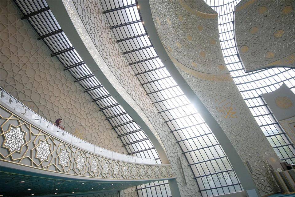 Tag der offenen Moschee: Besucherin in der Kölner ZentralmoscheeHenning Kaiser/dpa