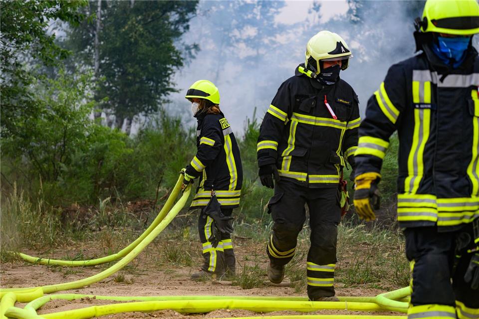 Tage lang brannte im Juli das Waldgebiet Gohrischheide zwischen Sachsen und Brandenburg - es galt Katastrophenalarm. (Archivbild)Robert Michael/dpa