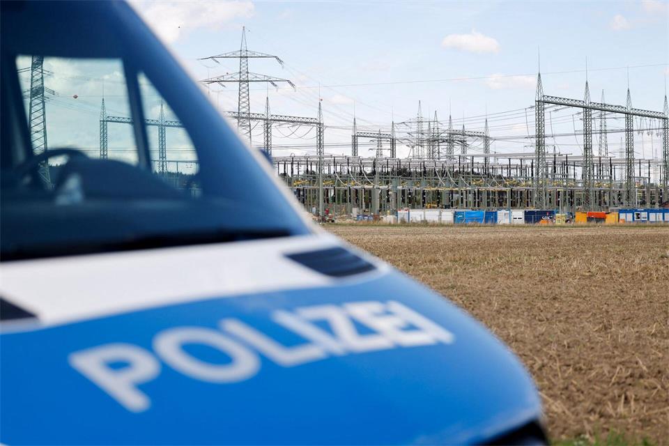 Tagelang hat die Polizei nach dem 48-Jährigen gefahndet, der in mehreren Bundesländern Hochspannungsleitungen sabotiert haben soll. (Archivbild)Thomas Banneyer/dpa