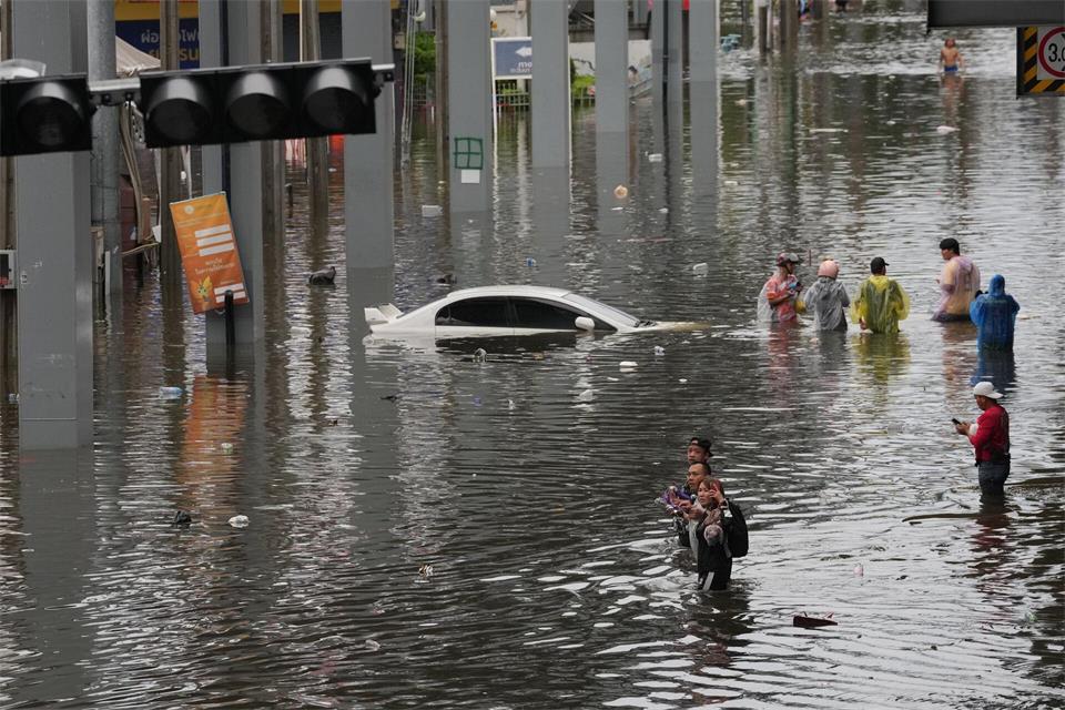 Tagelanger Starkregen hatte das Hochwasser ausgelöst.Sakchai Lalit/AP/dpa