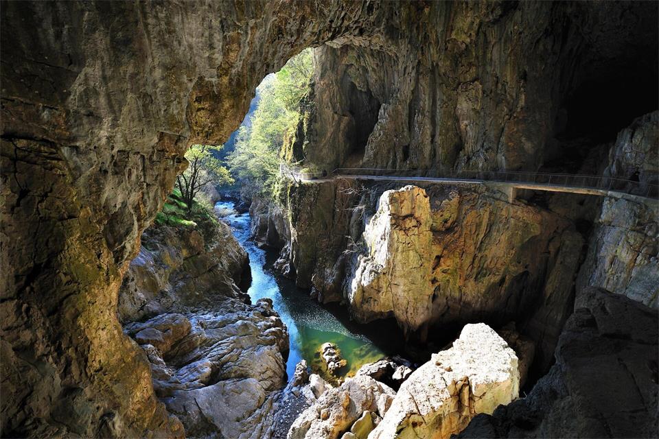 Tageslicht in Sicht: Über diesen Pfad läuft man während einer Höhlentour.Borut Lozej/Škocjan Caves Park/dpa-tmn