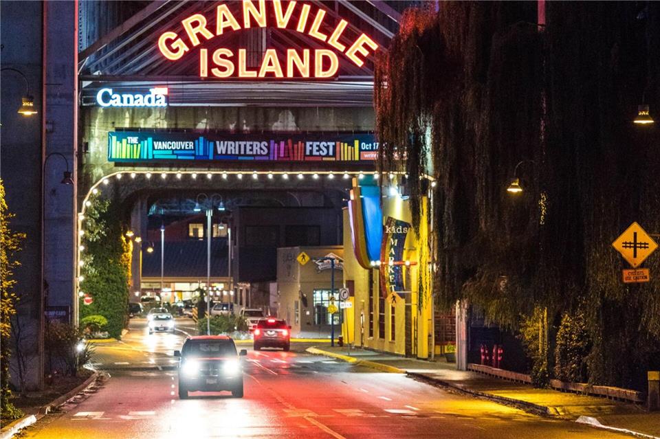 Tagsüber auf den Pisten am Berg, abends in Feierlaune auf der Ausgeh-Halbinsel Granville Island - möglich in Vancouver.Nelson Mouellic/Destination Vancouver/dpa-tmn