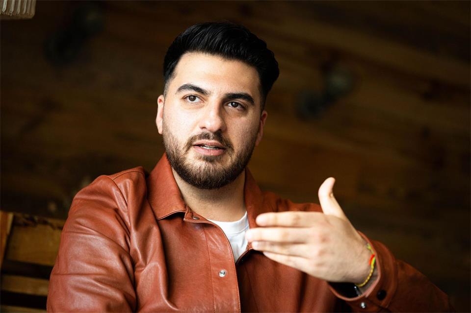Tahsim Durgun möchte der Generation seiner Eltern eine Stimme geben. Sina Schuldt/dpa