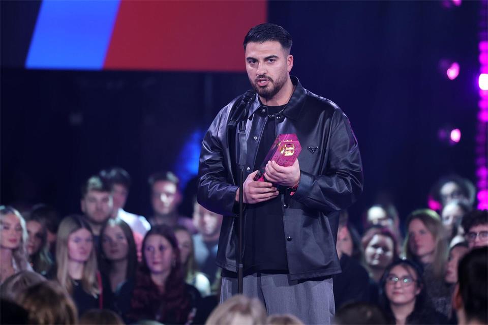 Tahsim Durgun wurde bei der 1Live-Krone-Verleihung im Dezember 2025 in der Kategorie „Beste Unterhaltung“ ausgezeichnet. (Archivbild) Friso Gentsch/dpa
