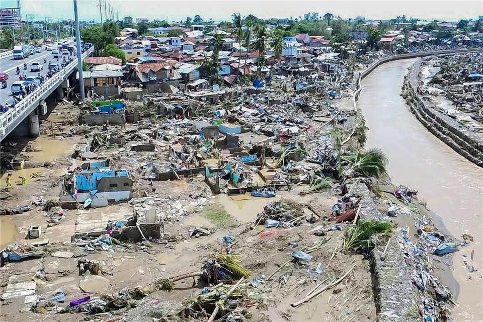 Taifun Kalmaegi hinterlässt schwere Zerstörung in der Provinz Cebu auf den Philippinen.Philippine Red Cross/XinHua/dpa