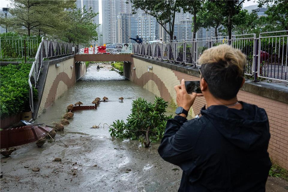 Taifun „Ragasa“ sorgt auch in Hongkong für schwere Schäden. Chan Long Hei/AP/dpa