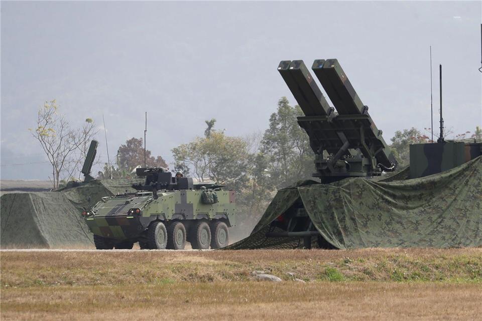 Taiwan rüstet sich für einen möglichen Angriff des um ein vielfaches größeren Nachbarn China. (Archivbild)ChiangYing-ying/AP/dpa