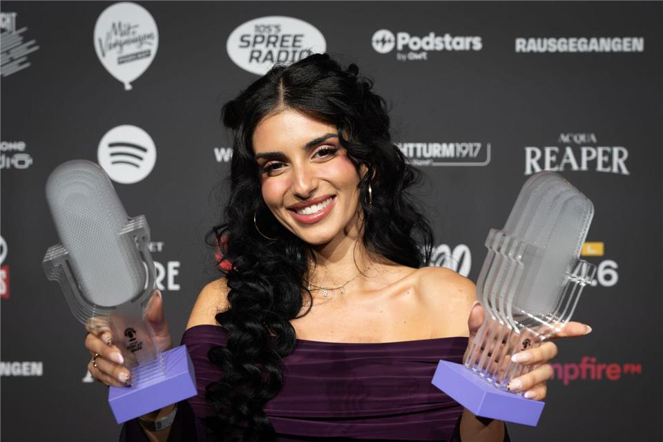 „Take Me Späti“-Moderatorin Sara Arslan sahnte beim Deutschen Podcast Award ab.Soeren Stache/dpa