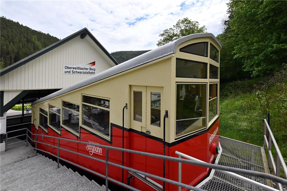 Tal- und Bergstation werden ab 13. Juli während Sanierungsarbeiten per Busverkehr miteinander verbunden.Martin Schutt/dpa