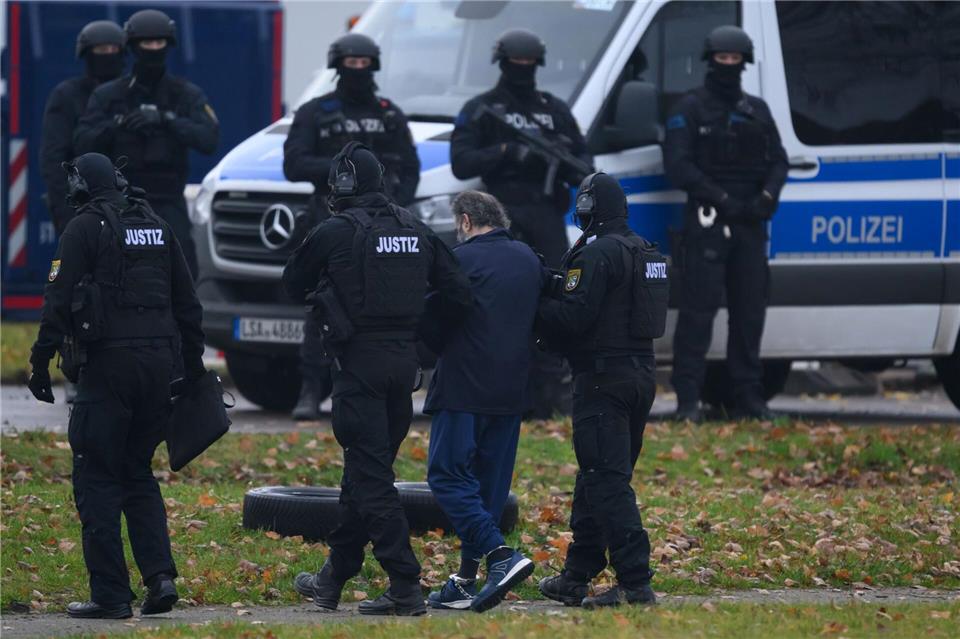 Taleb al-Abdulmohsen kommt am frühen Morgen in Magdeburg an. Hendrik Schmidt/dpa