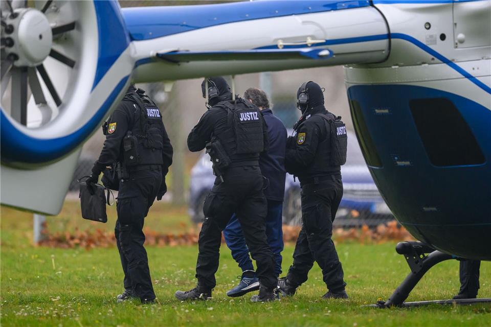 Taleb al-Abdulmohsen mit Justizpersonal nach der Landung im Hubschrauber in Magdeburg. Hendrik Schmidt/dpa