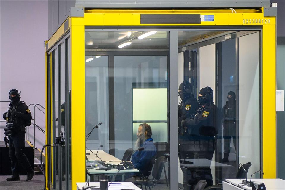 Taleb al-Abdulmohsen sitzt im Gerichtssaal des temporären Gerichtsgebäudes vom Landgericht Magdeburg in einem Glaskasten. (Archivbild)Klaus-Dietmar Gabbert/dpa