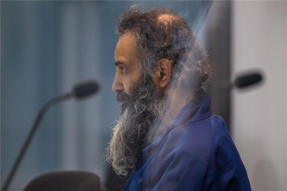 Taleb al-Abdulmohsen sitzt in dem Gerichtssaal des temporären Gerichtsgebäudes des Landgerichtes Magdeburg in einer Glaskabine. Klaus-Dietmar Gabbert/dpa