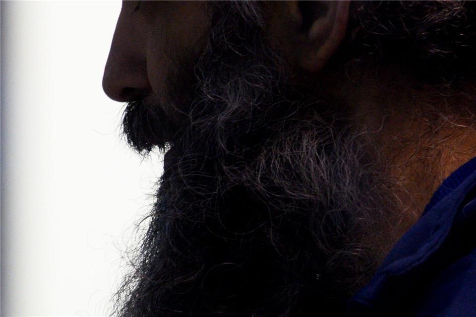 Taleb al-Abdulmohsen sitzt in dem Gerichtssaal vom temporären Gerichtsgebäude des Landgerichtes Magdeburg in einem Glaskasten.Klaus-Dietmar Gabbert/dpa