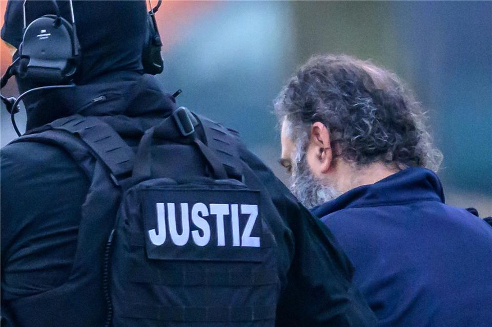 Taleb al-Abdulmohsen wird zum Prozessbeginn in das eigens errichtete Gebäude geführt. Hendrik Schmidt/dpa