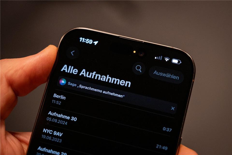 Talk to me: Die orangefarbene Statusanzeige in der Statusleiste eines iPhones zeigt, ob das Mikrofon von einer App verwendet wird.Nico Tapia/dpa-tmn