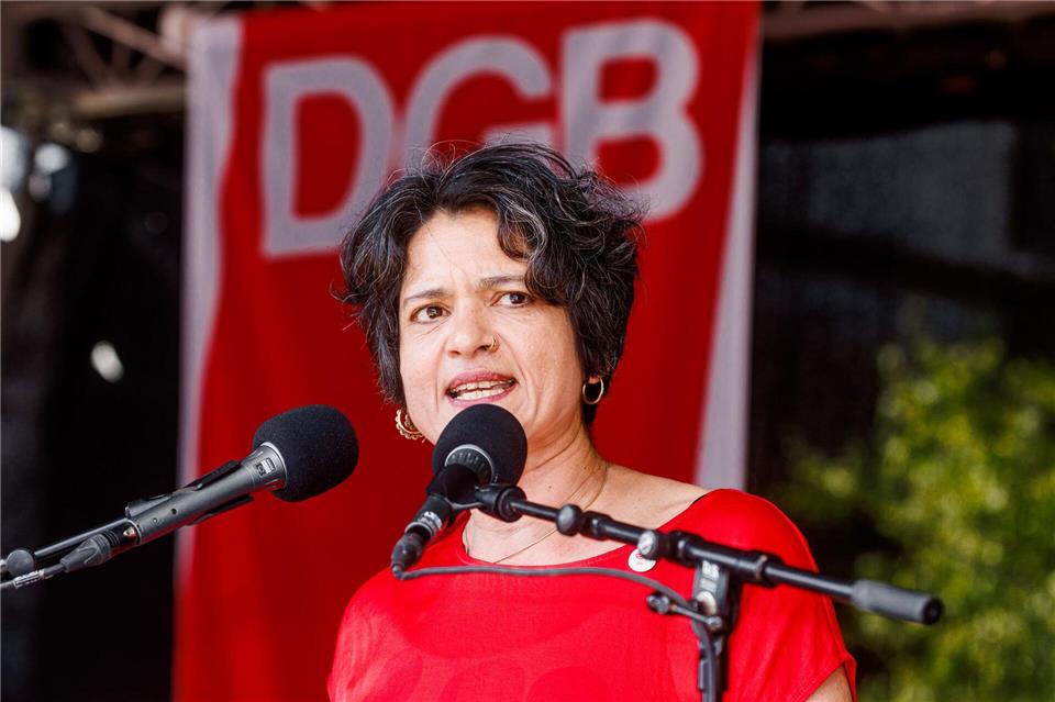 Tanja Chawla, DGB-Vorsitzende in Hamburg, spricht am 1. Mai auf einer Kundgebung. (Archivbild) Markus Scholz/dpa
