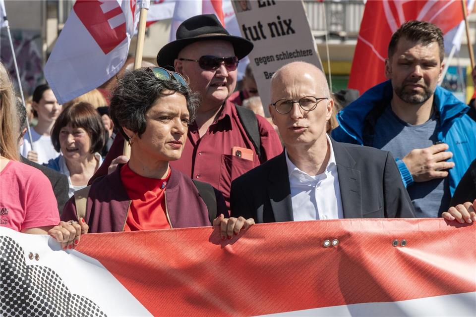 Tanja Chawla und Peter Tschentscher auf der zentralen DGB-Demonstration. Anlass sind bundesweite Kundgebungen der Gewerkschaften zum internationalen Tag der Arbeit.Markus Scholz/dpa
