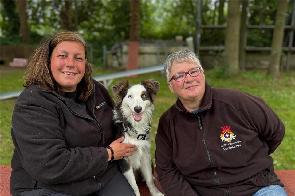 Tanja Kaps (l.) und Martina Linke beschreiben den motivierten Australian Shepherd Jelly Bean als „Workaholic Hund“.