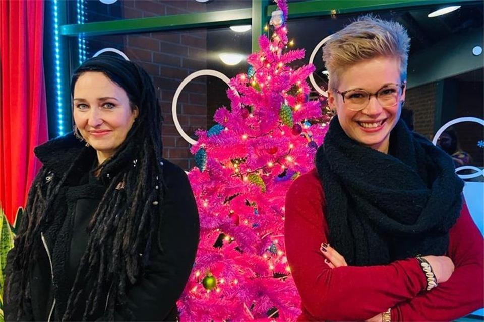 Tanja Regmann (l.) und Sarah Klenner laden am Heiligen Abend ins Jugendhaus Erle ein.