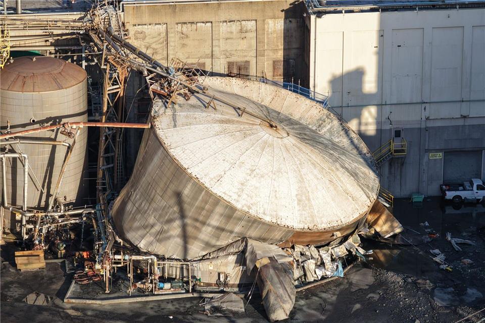 Tank mit mehreren Millionen Litern Flüssigkeit bricht in den USA.Karen Ducey/The Seattle Times/dpa