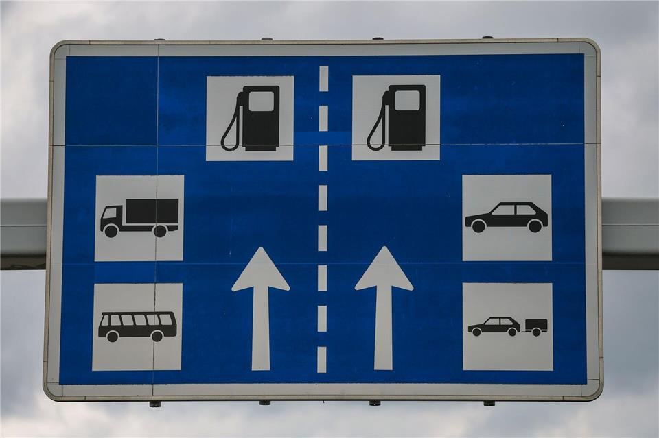 Tanken an Autobahntankstellen ist in den meisten Fällen deutlich teurer als an Straßentankstellen in der Nähe.Jan Woitas/dpa