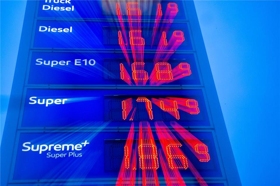Tanken dürfte teurer werden mit dem steigenden CO2-Preis.Jens Büttner/dpa