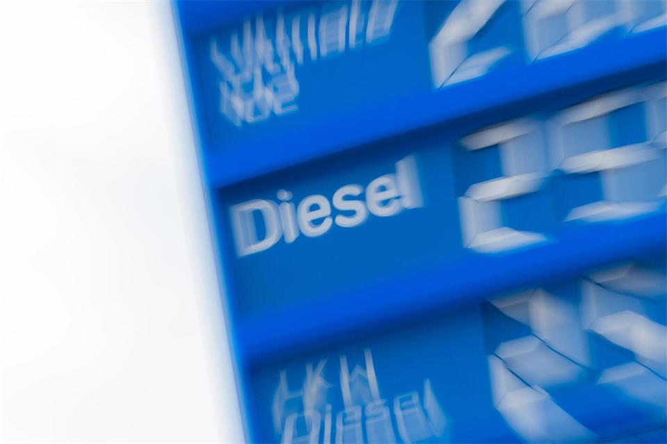 Tanken ist extrem teuer geworden - ein Tankrabatt soll ein Stück weit helfen. (Archivbild)Rolf Vennenbernd/dpa