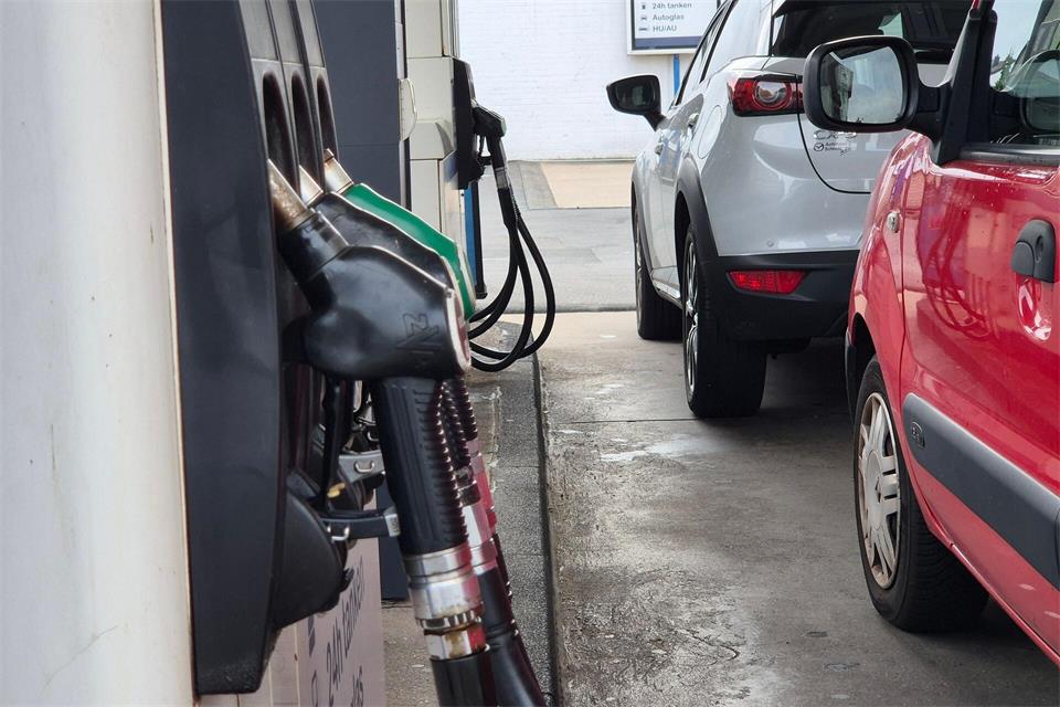 Tanken ist teuer wie nie. (Symbolbild)Sascha Thelen/dpa