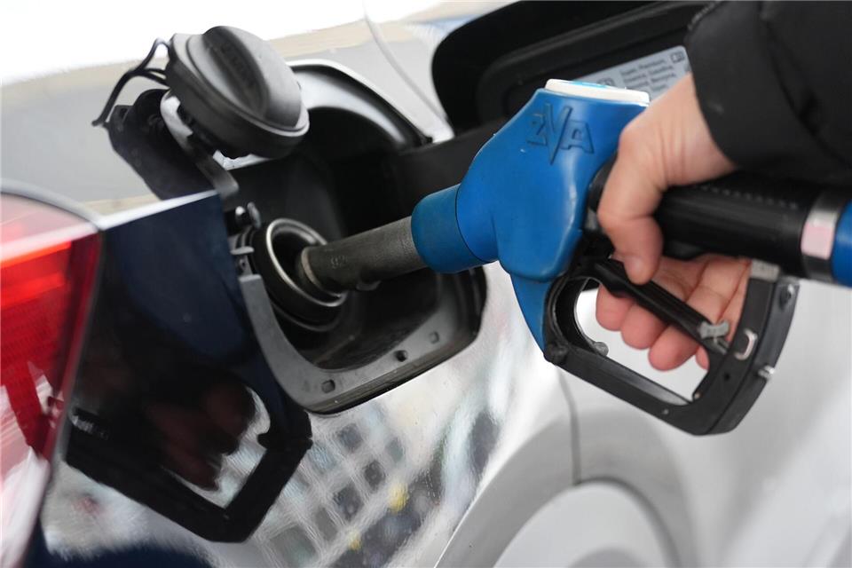 Tanken ist wieder deutlich teurer geworden. Vor allem der Dieselpreis hat angezogen. (Archivbild)Marcus Brandt/dpa