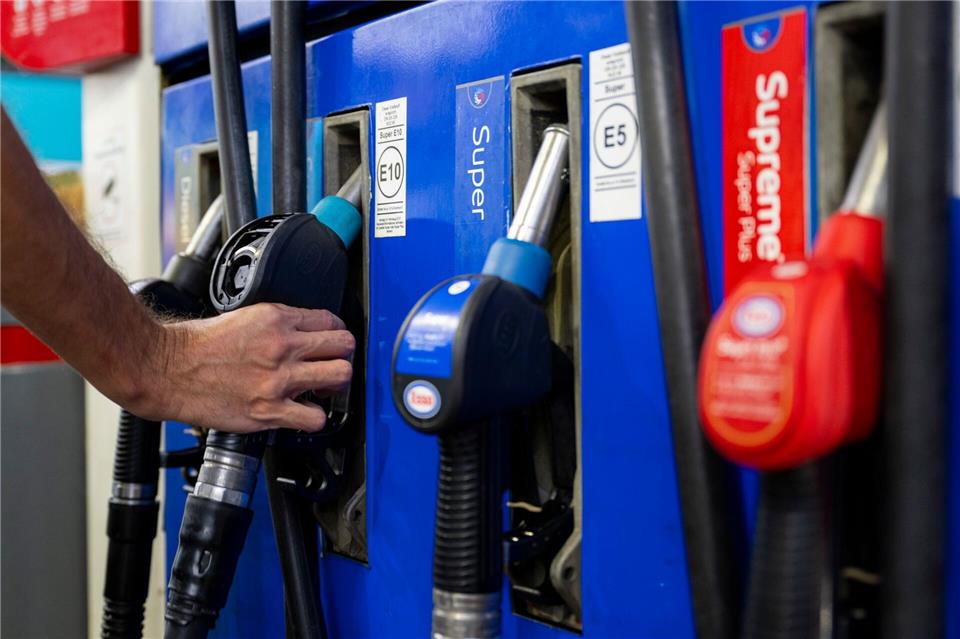 Tanken soll vorübergehend billiger werden.Lennart Preiss/dpa