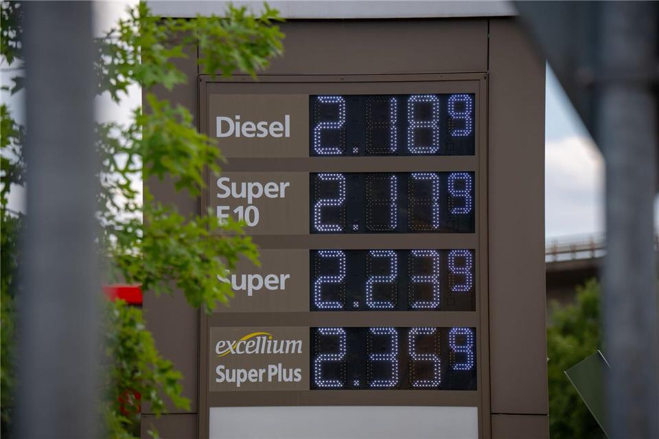 Tanken wird derzeit von Tag zu Tag teurer. (Archivbild)Harald Tittel/dpa