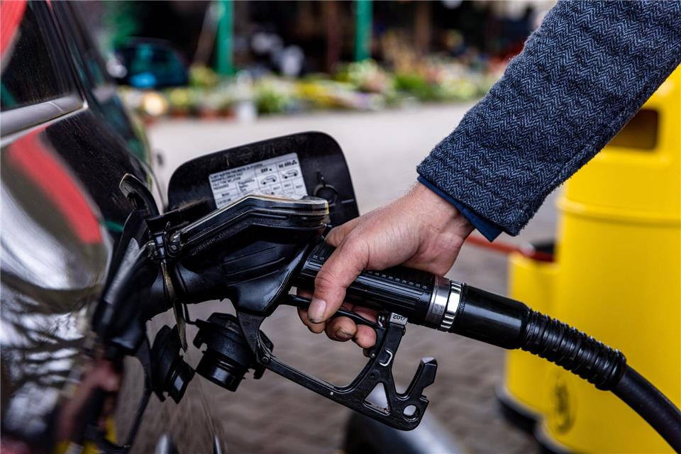 Tanken wird gerade wieder teurer. (Archivbild)Frank Hammerschmidt/dpa