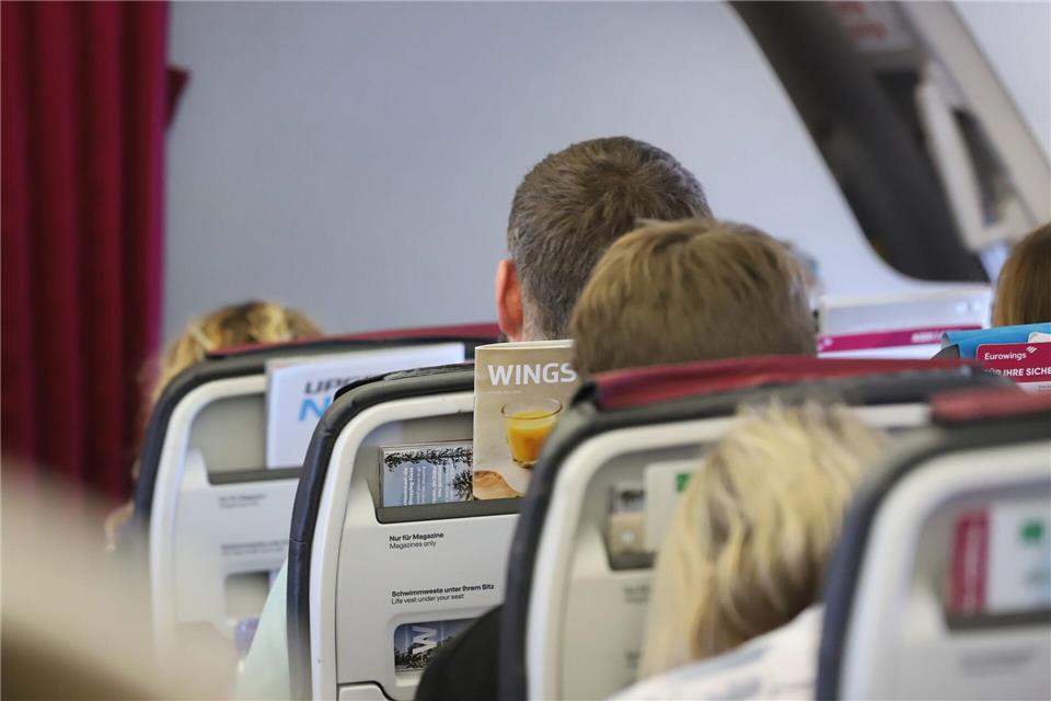 Tankstopps und Umleitungen verlängern die Reisezeit: Flugzeuge mussten wegen längerer Strecken und Gegenwind Zwischenlandungen einlegen, was zu erheblichen Verspätungen führte.Sascha Thelen/dpa/dpa-tmn