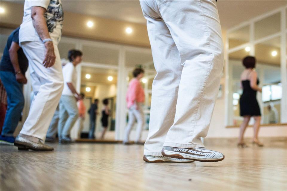 Tanzen trainiert Gleichgewicht und Koordination - davon können Parkinson-Betroffene profitieren. Armin Weigel/dpa/dpa-tmn