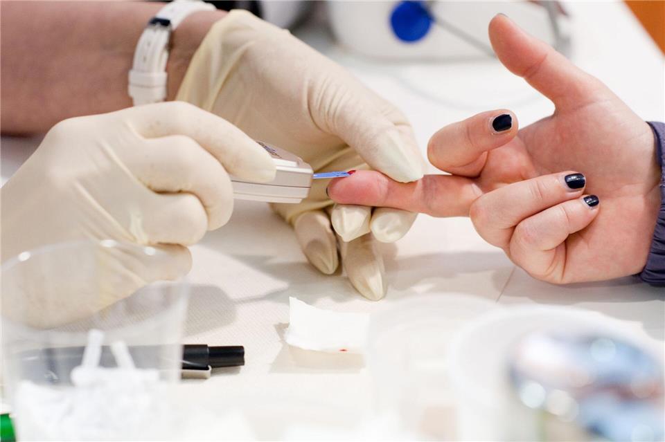 Tanzt der Blutzucker aus der Reihe? Der Gesundheits-Check-up in der Hausarztpraxis ist eine gute Gelegenheit, der Frage nachzugehen. Klaus-Dietmar Gabbert/dpa-tmn