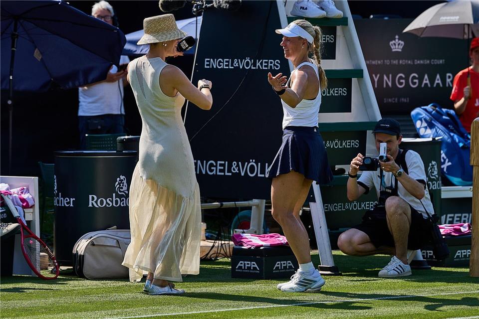 Tanzten zur Musik von Helene Fischer: Andrea Petkovic (l) und Angelique Kerber (r).Mathias Schulz/dpa