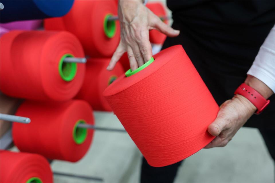 Tarifeinigung: Die Löhne der ostdeutschen Textilarbeiter steigen. (Symbolbild)Jan Woitas/dpa