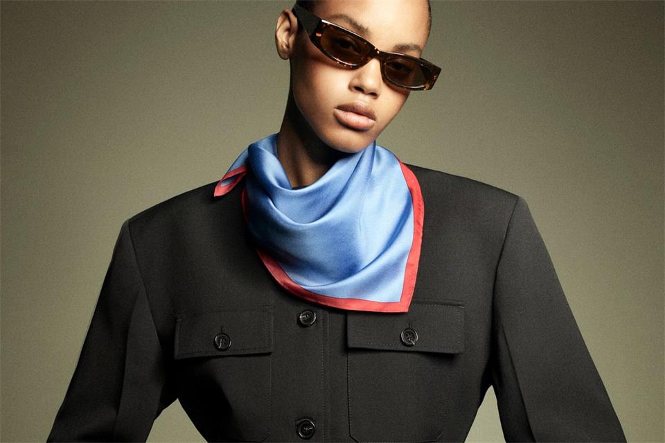 Taschen, Gürtel, breite Schultern: Schlicht geht es bei Jacken derzeit eher nicht zu. Hier ein Beispiel von COS (Jacke ca. 179 Euro, Tuch ca. 39 Euro, Sonnenbrille ca. 69 Euro).COS/dpa-tmn