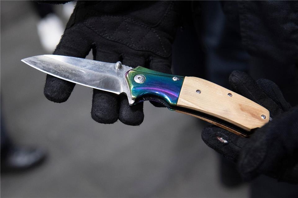 Taschenmesser gehören auf Weihnachtsmärkten der Vergangenheit an. (Symbolbild)Paul Zinken/dpa